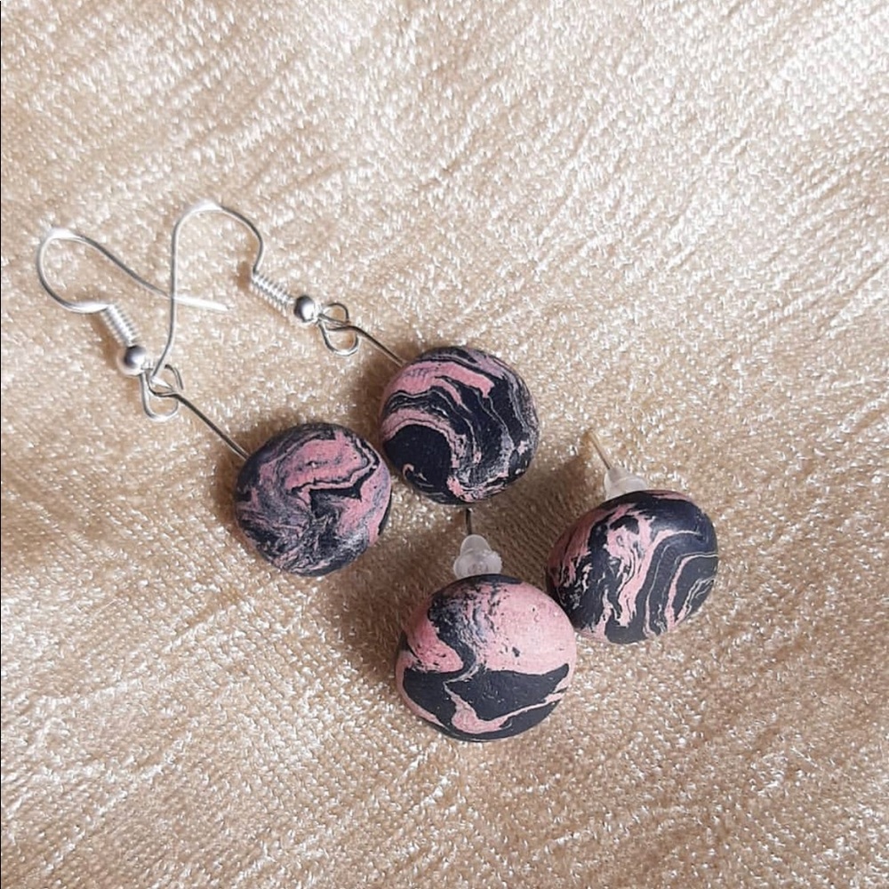 Clay studs and ear drops in pair .